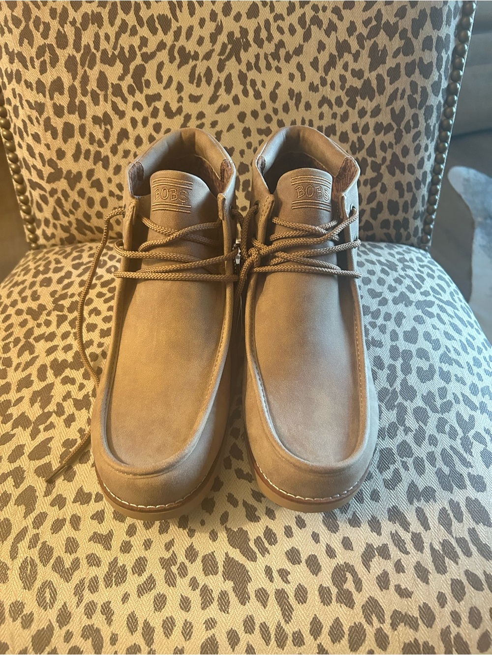NWT Bobs BY SKECHERS VEGAN SUEDE women’s Brown Chukka Lace-Up Boots